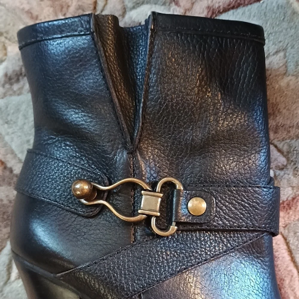 NWOT Black Leather Cynthia Vincent Ankle Boots with Dust Cover - Picture 11 of 15